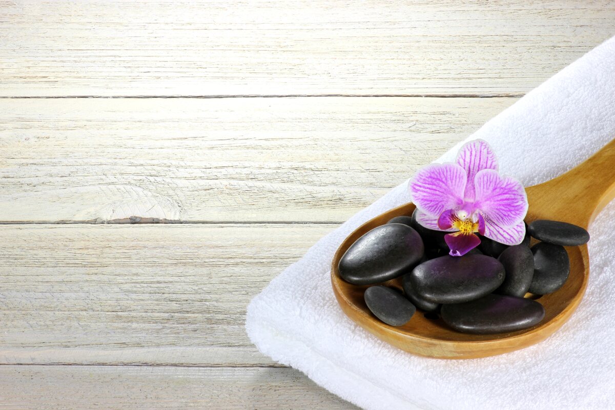 Massage mit heißen Steinen